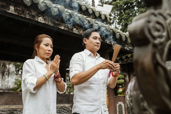 Tinh thần tích cực giúp việc đi chùa mang lại nhiều lợi ích